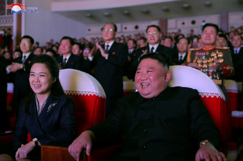 朝鮮官媒公布第一夫人李雪主（前排左起）陪伴金正恩看表演照片，她氣色良好，金正恩也紅光滿面。   圖：達志影像/路透社