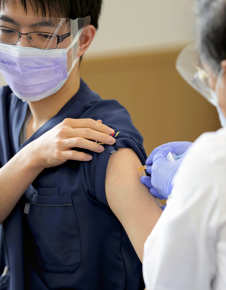 輝瑞疫苗於日本開打。   圖：達志影像／美聯社
