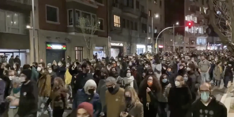 西班牙當地多座城市爆發抗議示威遊行，而後演變成民眾與警方之間的衝突，場面混亂。   圖：翻攝自Pol Pareja推特