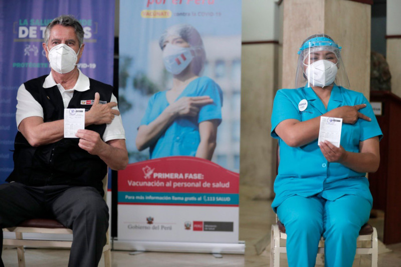秘魯總統薩加斯蒂（左）日前公布，有487名官員以職位之便，搶先施打原將作醫療用途的中國製疫苗。   圖：翻攝自Francisco Sagasti推特（資料照）