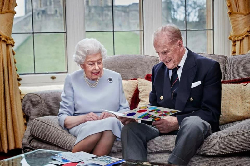 英國女王伊麗莎白二世高齡99歲的夫婿菲立普親王（右）16日因身體不適入院接受「預防性治療」。   圖：翻攝The Royal Family臉書