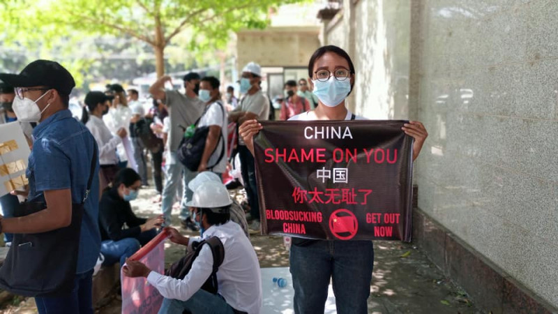 外傳中國在背後支持緬甸軍事政變，緬甸示威民眾高舉「中國你太無恥了」的標語表達抗議。 圖：取自臉書