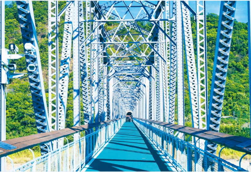 后豐鐵馬道花樑鋼橋吸引遊客拍照打卡。   台中市政府觀旅局/提供
