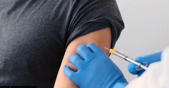 巴西傳出有醫護人員替年長者施打新冠疫苗時，只注入空氣。   圖：翻攝自BioNTech SE twitter