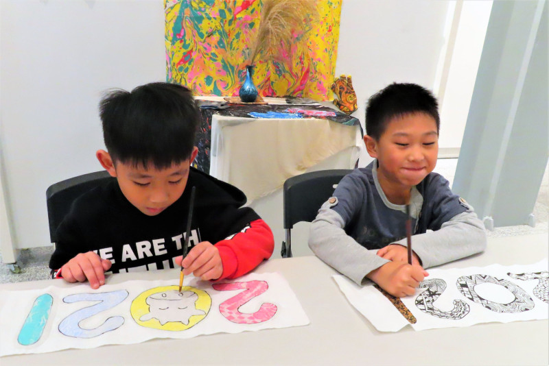 新北市立圖書館汐止分館推出免費的「書中有畫」創意禪繞畫書法課，透過結合書法與纏繞畫的創意活動，幫助孩子做開學「收心操」。   圖：新北市立圖書館提供