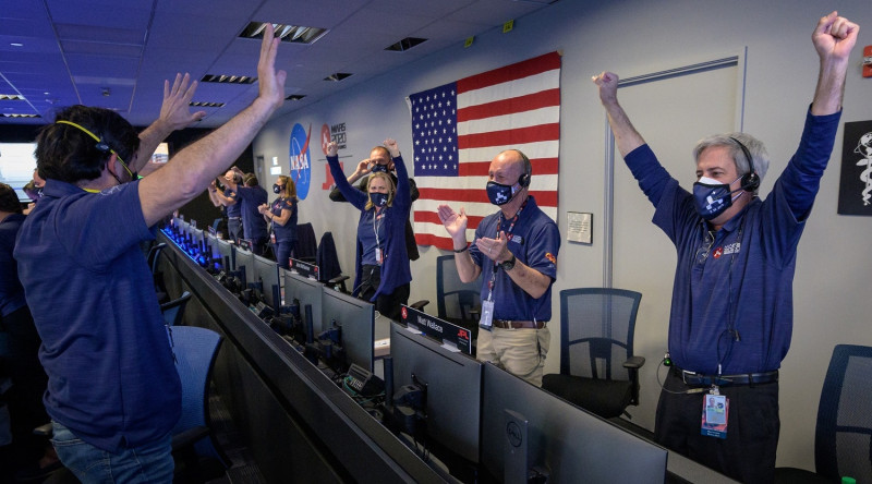 在經過恐怖7分鐘後，確認「毅力號」探測車成功登陸火星時，美國太空總署指揮中心一陣歡呼。   圖：翻攝自NASA毅力號推特