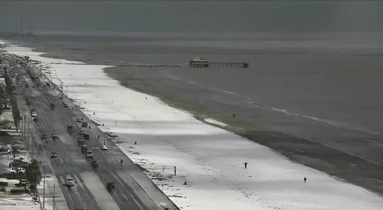 德州加爾維斯敦的沙灘鋪滿白色積雪。   圖：翻攝推特