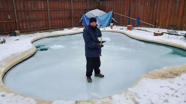 美國民眾住家後院的游泳池被凍成「天然滑冰場」。   圖：翻攝推特