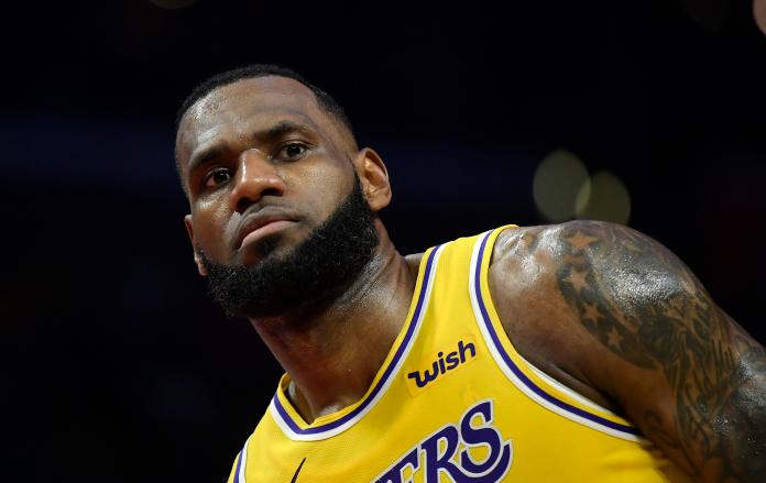 湖人「詹皇」LeBron James罰球罰丟，籃網球星Kyrie Irving噴垃圾話酸爆。   圖／美聯社／達志影像