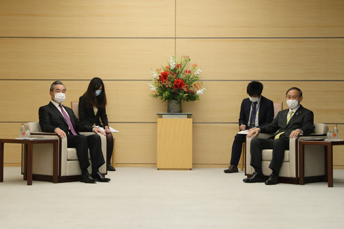 日本首相菅義偉（右）2020年11月接見來訪的中國外交部長王毅（左），曾為釣魚台問題溝通未果，連官方臉書都不放雙方合照。   圖：翻攝自中國外交部