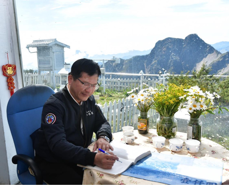 交通部長林佳龍發文表示自己也曾去過「玉山百萬窗景」。   圖：翻攝自林佳龍臉書