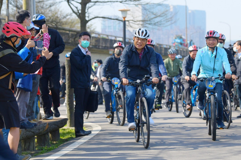蘇貞昌上午視察基隆河水防道路兼自行車道規劃辦理情形，並騎了一小段體驗自行車道。   圖：行政院/提供