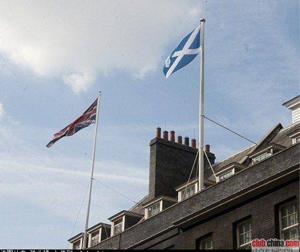 在風中飄揚的英國國旗(左)與蘇格蘭旗(右) 。   圖 : 翻攝自club.china.com