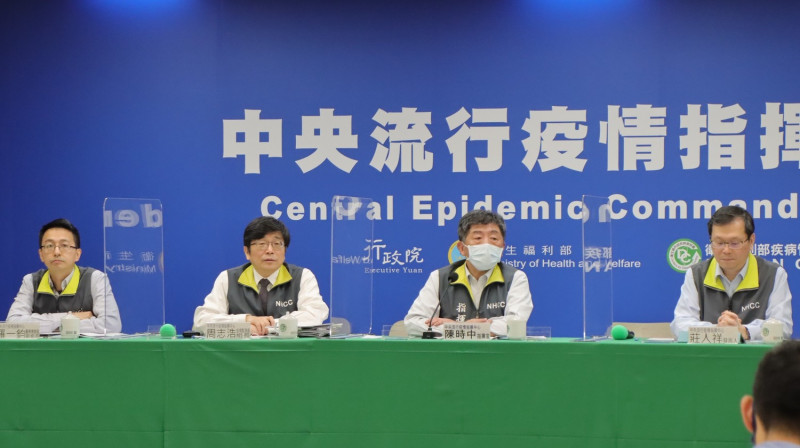 指揮中心繞過代理商洽購BNT疫苗遭質疑，指揮官陳時中（右2）今天說明，是BNT主動和台灣聯繫。   圖：中央流行疫情指揮中心/提供