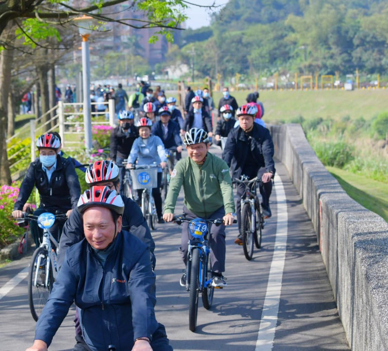 交通部長林佳龍表示，串聯北北基河岸自行車道的計畫，預計2022年開通五堵到瑞芳的路段。   圖：翻攝自林佳龍臉書