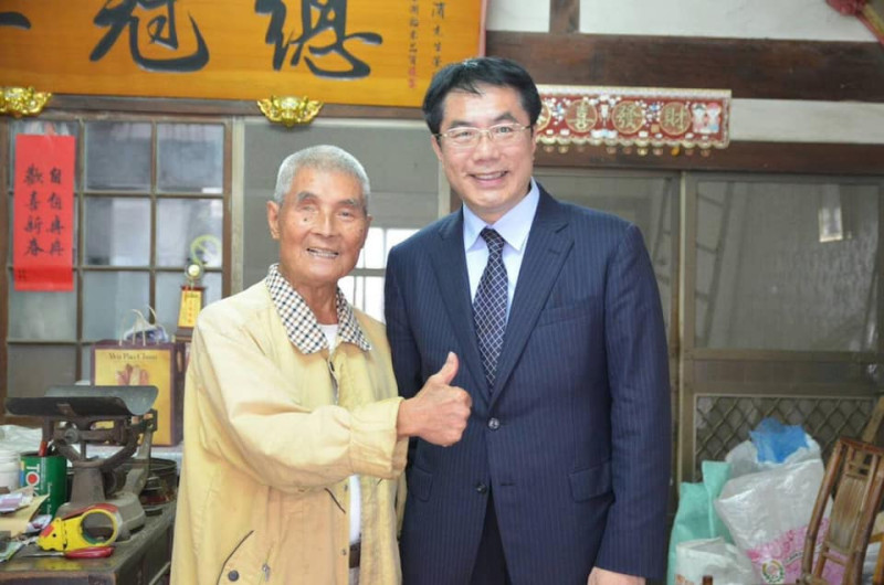 崑濱伯和台南市長黃偉哲的合照   圖片來源：黃偉哲臉書