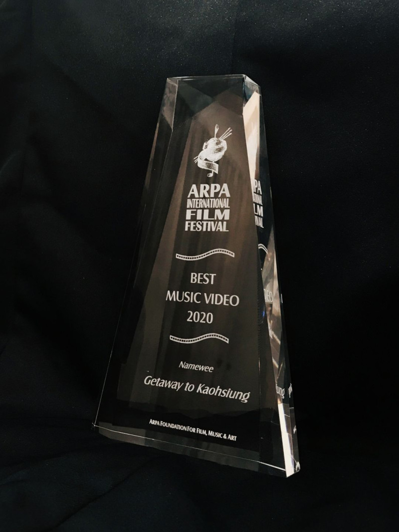 在美國洛杉磯《ARPA國際影展》中榮獲最佳年度MV獎殊榮，同時也是這支MV在海外得到的第五座獎項。   圖：翻攝自Namewee 黃明志臉書