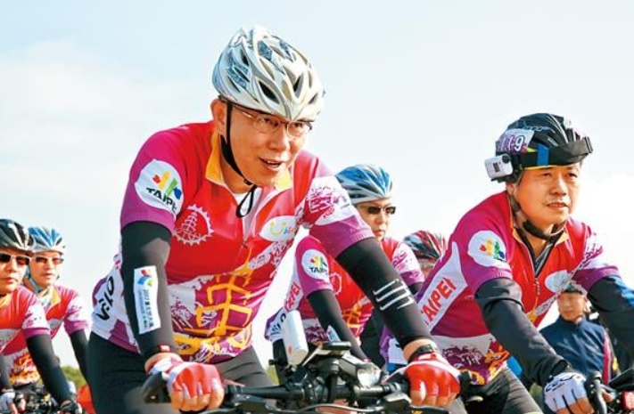 台北市長柯文哲（左）每年參加一日雙城騎自行車活動。 圖 : 翻攝自王浩宇臉書（資料照）