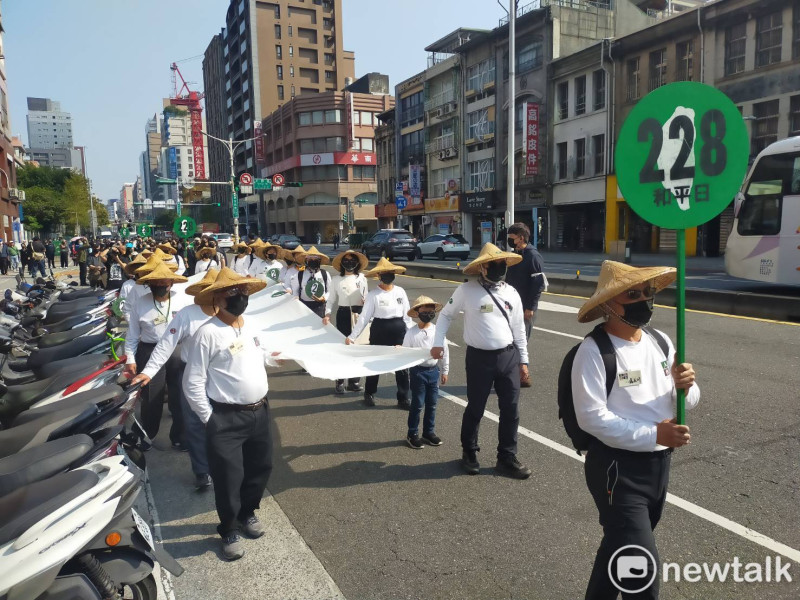 已經連續舉辦第五年的「228‧0紀念行動」遊行活動今(21)日下午在台北市登場，50多個民間團體集結上街。   圖：林昀真／攝