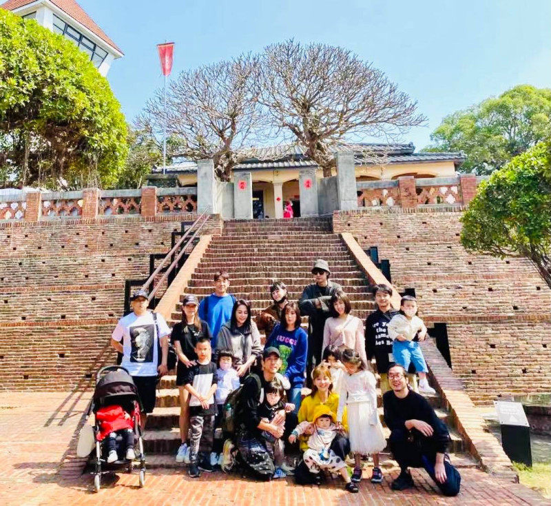 六大明星家庭前往台南遊玩。   圖：翻攝自賈靜雯臉書