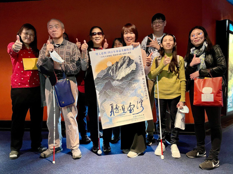 導演崔永徽邀視障樂迷參與回饋首映會同歡。   圖：海鵬影業提供