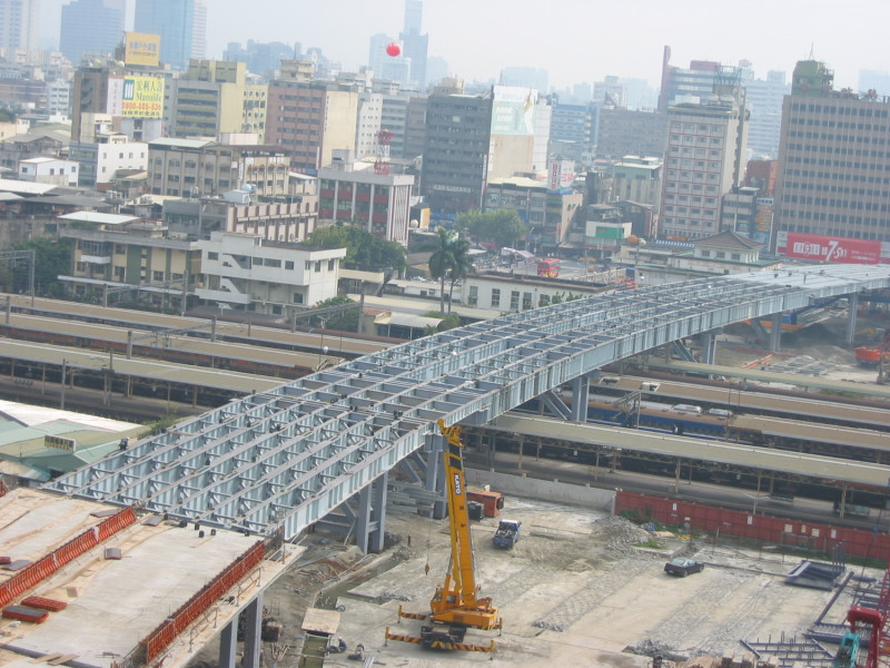 中博高架橋當年橫跨台鐵軌道興建，如今即將功成身退。   圖：高雄市政府/提供