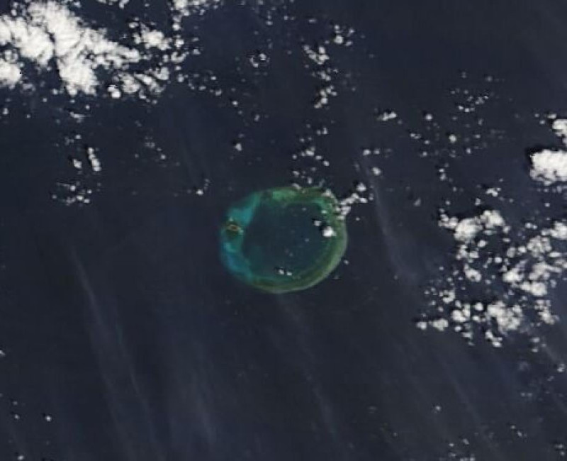 中央氣象局局長鄭明典在臉書po出東沙環礁的衛星照片，直呼它是「南海裡的一只戒指」。   圖：翻攝自鄭明典臉書