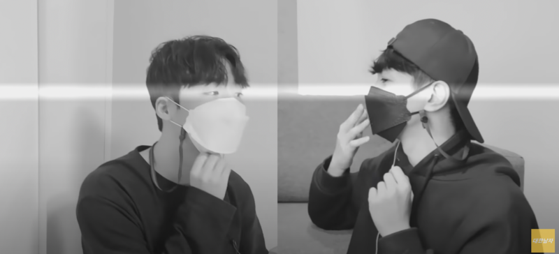 榮珍(左)與尤金(右)示範，脖子上的繩子可以隨時攜帶口罩。   圖：翻攝Youtube／台韓男子