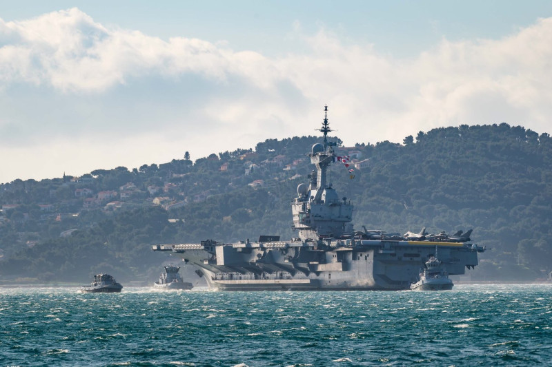 法國國防部長帕利21日在推特宣布，戴高樂號航空母艦戰鬥群從土倫軍港出發，前往印太地區部署。   圖：翻攝自帕利推特