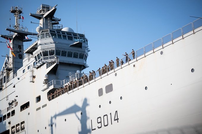 法國西北風級兩棲突擊艦「雷電號」要採最直接的路線與美日盟國會合，指揮官表示不排除通過台海。   圖：翻攝自法國軍隊臉書