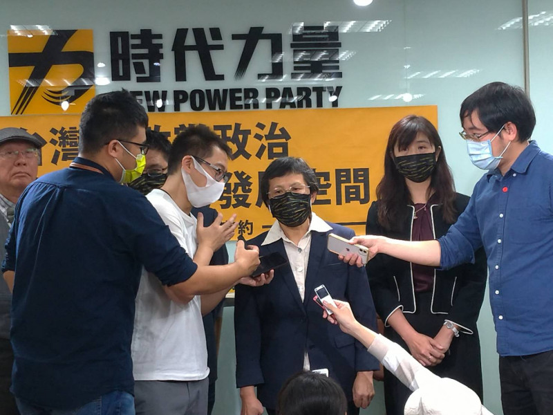 時代力量今天舉辦「台灣的政黨政治 第三勢力的發展空間」座談，陳椒華會前接受媒體訪問。   圖:陳佩君/攝