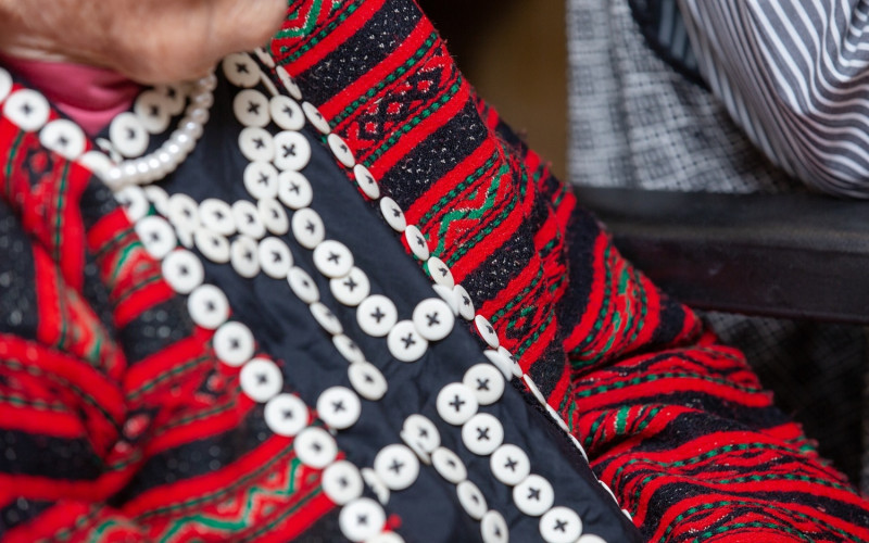 台灣原住民族文面登錄保存者—Ipay Wilang林智妹女士身上穿著70年前自己縫製的服飾   圖：總統府提供