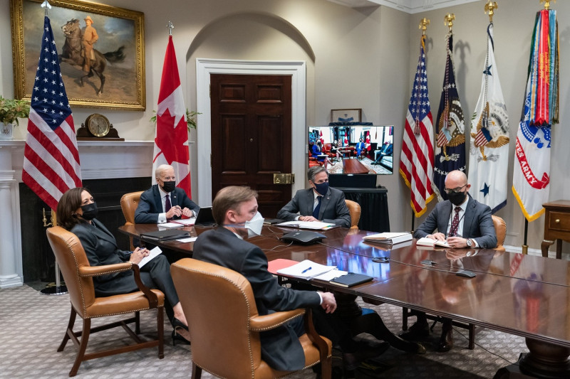 美國總統拜登（左二）與副總統賀錦麗（左）、國務卿布林肯（左三）參加與加拿大總理的視訊會議，拜登表示2國將聯手抗衡中國威脅。   圖：翻攝自拜登臉書