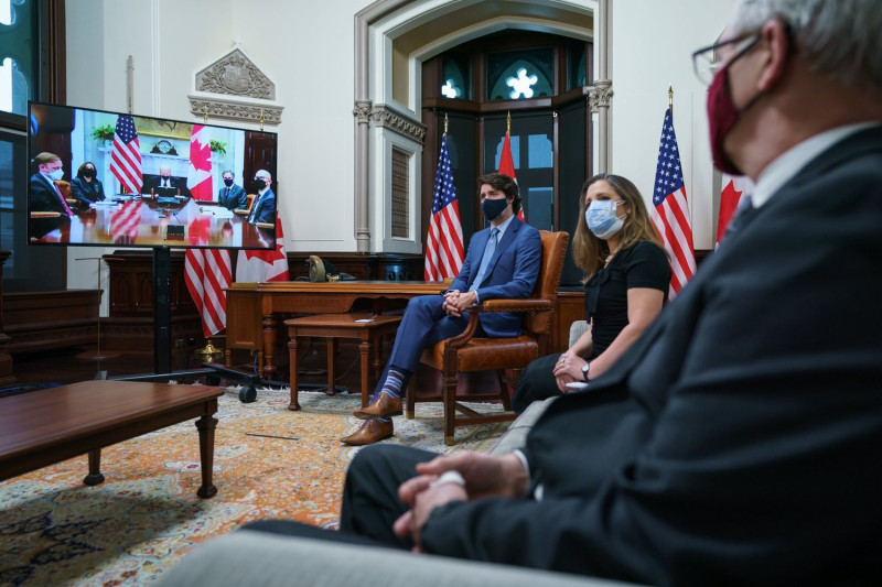 加拿大總理杜魯道（左）23日與美國總統拜登視訊，強調是美加聯合行動的時候了。   圖：翻攝自杜魯道臉書