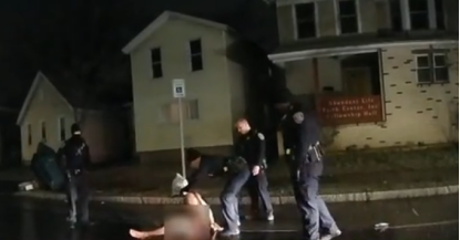 2020年三月時赤身裸體在大街上被員警跪壓致死的美國非裔男子丹尼爾•普魯德 (Daniel Prude) 。   圖 : 擷取自美警頭盔影片