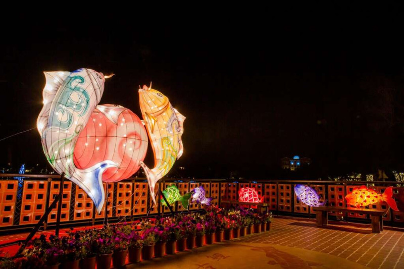 金門元宵燈會的主燈「比翼雙飛在愛裡迎光飛翔」。   圖：取自金門觀光旅遊網
