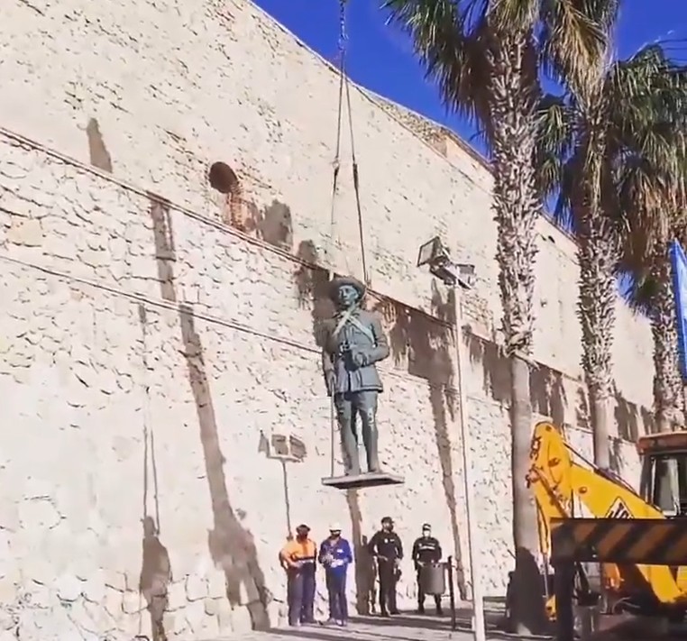 西班牙地方政府23日移除國內最後1座前獨裁者佛朗哥公共雕像。   圖：翻攝推特