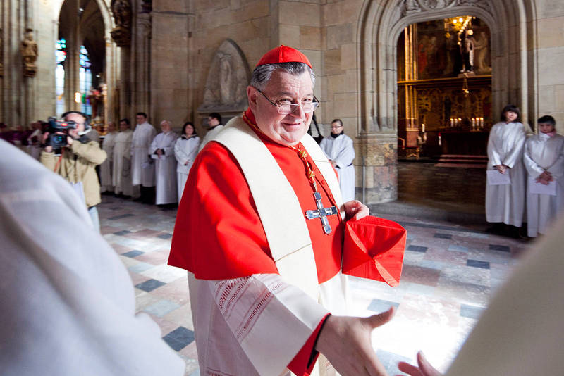 現年78歲的捷克樞機主教杜卡（中）時常針砭時事，擁有許多粉絲。   圖：翻攝自杜卡官網