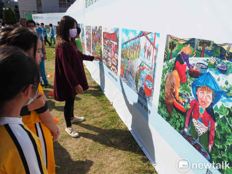 南市以兒童文學創作專輯－《小黑琵》之「畫我家鄉」徵圖比賽之獲獎作品為主題，以富有童趣及在地特色畫作，供13處公共工程建設之圍籬刊掛。   圖：台南市政府提供