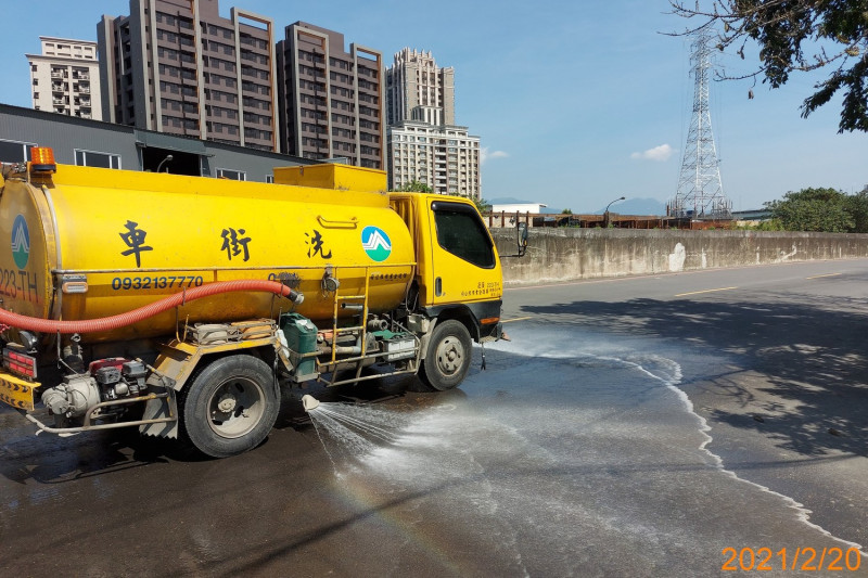 道路洗掃抑制揚塵。   圖：新北市環保局提供