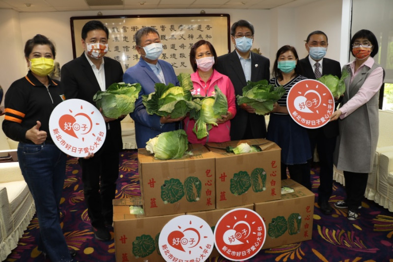 新北市議長蔣根煌、市議員林金結（左3、2）合力捐贈600箱高麗菜，市長侯友宜（右2）也到場鼓勵。   