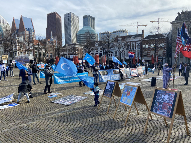 維吾爾人日前在荷蘭發起抗議中國活動。   圖：翻攝自Sjoerd Sjoerdsma推特