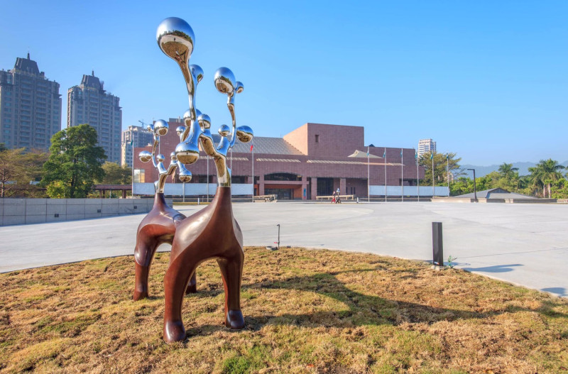 「奈良美智特展」高雄場將於7月於高雄市立美術館展出。   圖：取自中華文化總會粉專