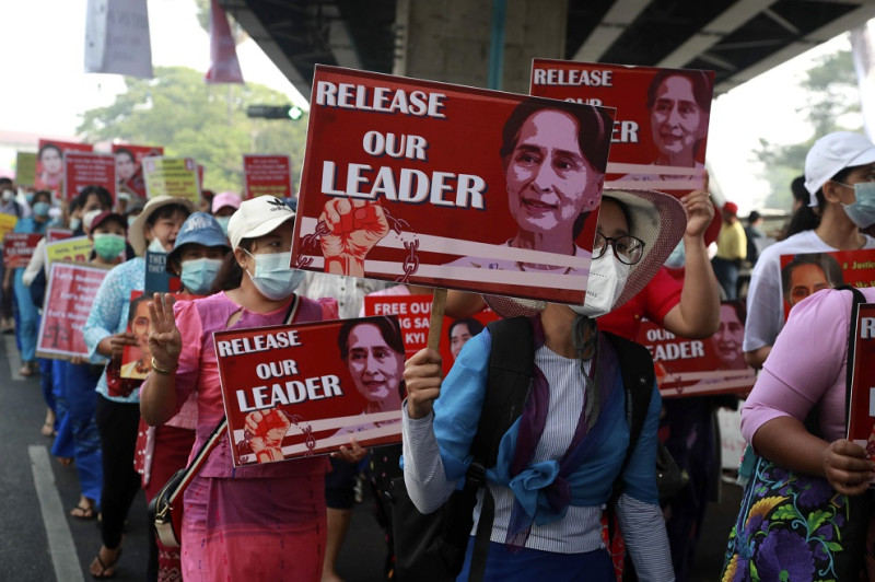 緬甸反政變群眾走上街頭，要求釋放遭推翻拘禁的領導人翁山蘇姬。軍政府強力鎮壓，今天有9人因此喪生。（資料照）   圖：達志影像/美聯社