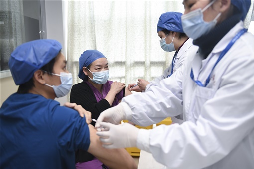 據調查，中國醫護人員對新冠疫苗接種意願仍低，女性及高學歷者更對疫苗副作用抱持質疑態度。   圖：人民網
