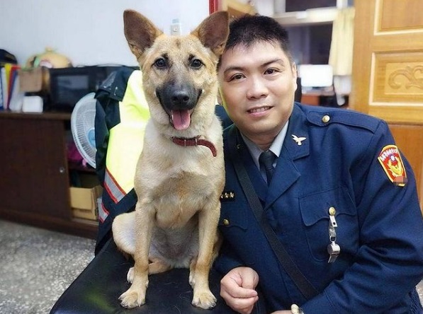 「平安」與警員親密合照。   圖：翻攝Instagram粉絲頁「ping_an1210 」