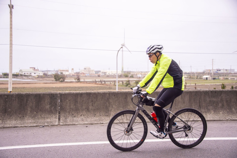 今（28日）為二二八74周年，台北市長柯文哲等人騎自行車，於凌晨0點50分從台北市關渡宮出發，挑戰「一日北高」。   圖：北市府提供