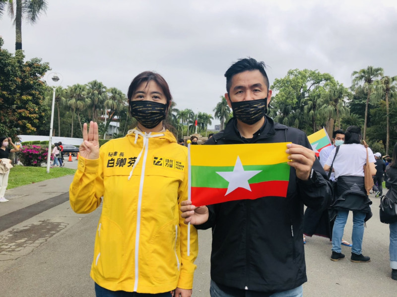 緬甸台灣留學生舉行「緬甸同學會聲援家鄉活動」，時代力量秘書長白卿芬博士及國際中心主任劉仕傑也到場聲援。   圖 : 時代力量提供