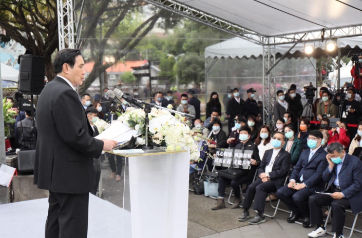 前總統馬英九與台北市長柯文哲共同參與「二二八紀念會」，台北市議員苗博雅在台下舉牌抗議。   圖：翻攝自苗博雅臉書