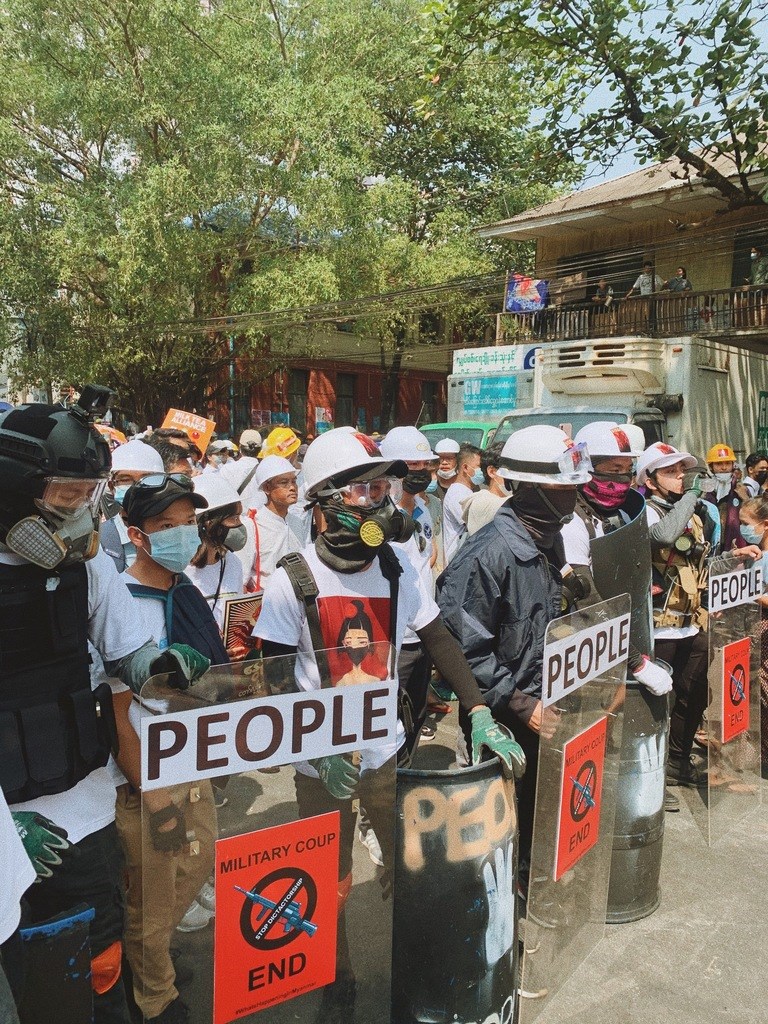 緬甸軍方1日發動政變，第一大城仰光民眾28日持續上街抗議，民眾戴上頭盔手持盾牌自保。   （緬甸民眾Karkar提供）